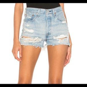 LEVI’S 501 High Rise Short - Distressed Light Wash Size 26